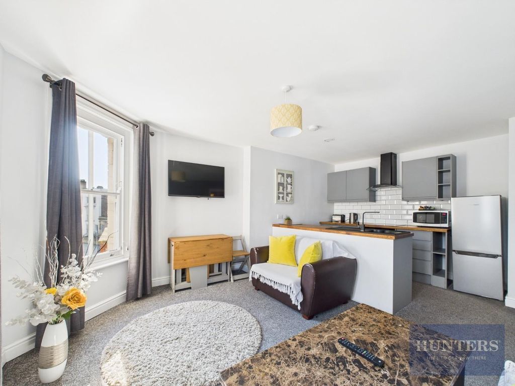 Property photo 1 of 10 Living Room/Kitchen