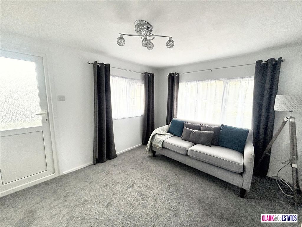 Property photo 3 of 10 Lounge