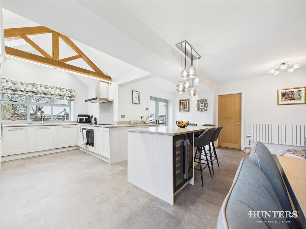 Property photo 2 of 32 Cam05287G0-Pr0149-Still018.Jpg