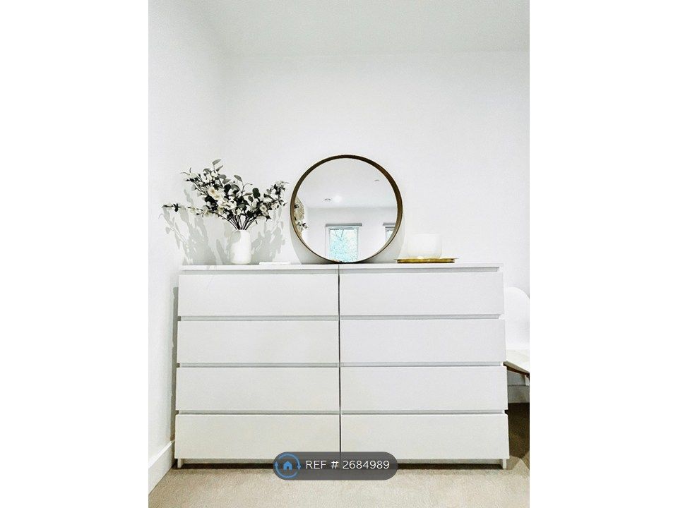 Property photo 3 of 31 Drawers In The Bedroom