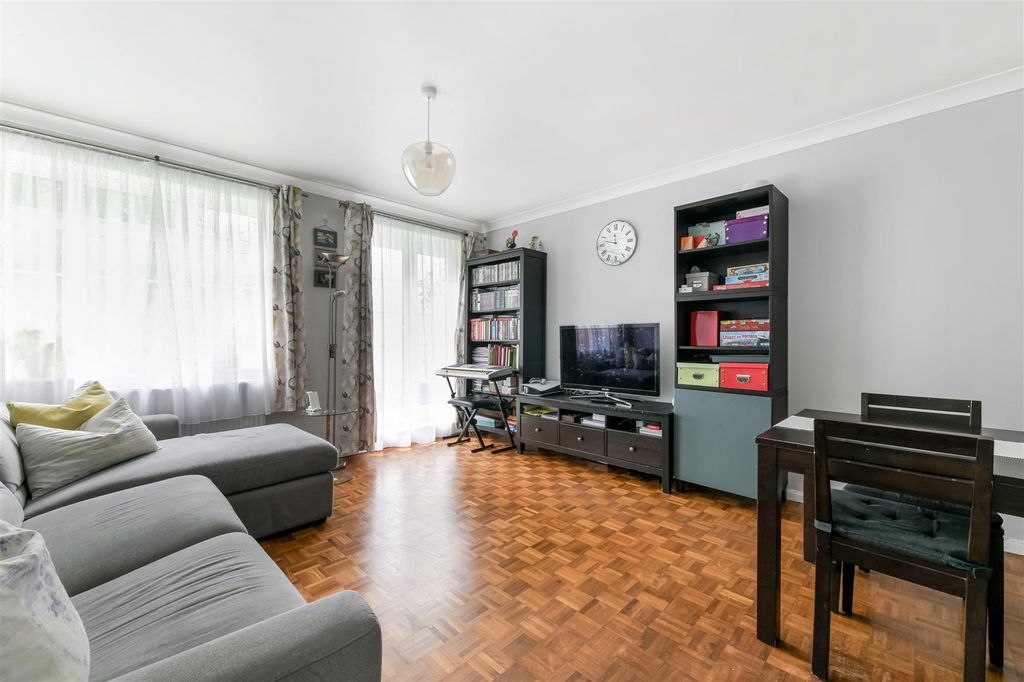 Property photo 3 of 15 Freshmount Gardens (16).Jpg