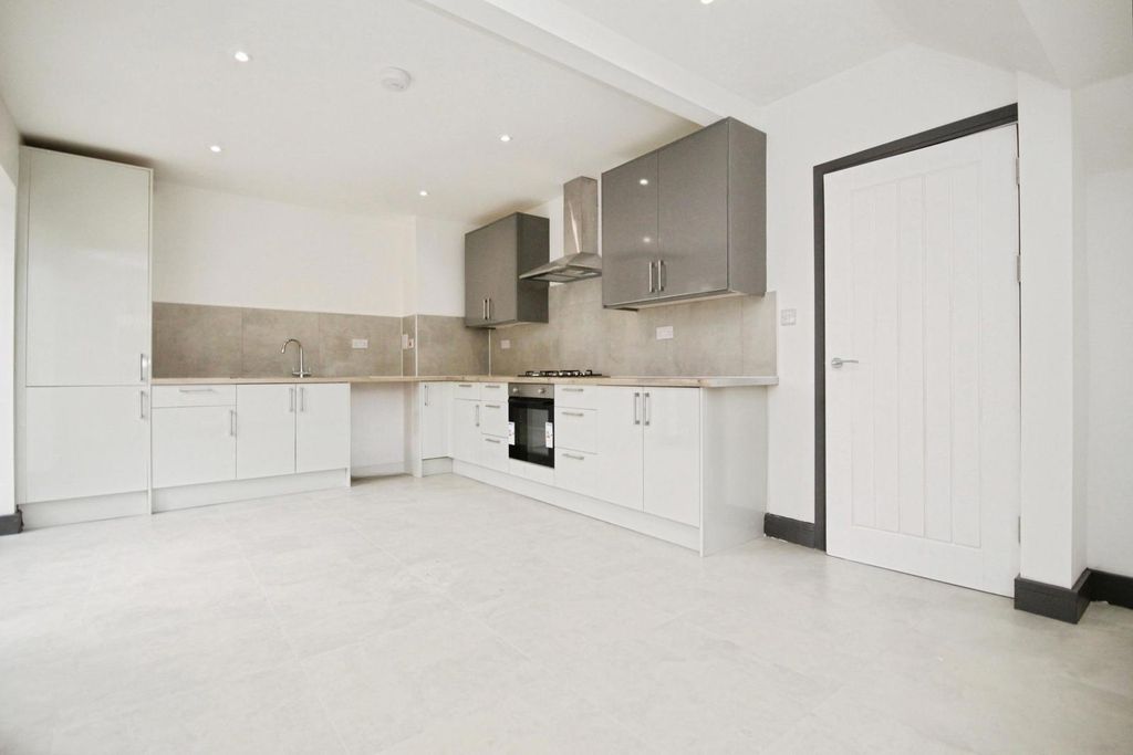 Property photo 3 of 9 Kitchen