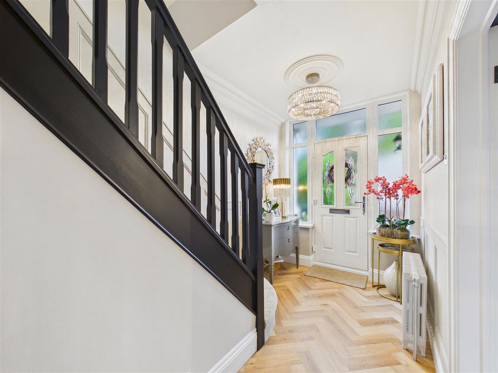 Property photo 3 of 23 Entrance Hallway