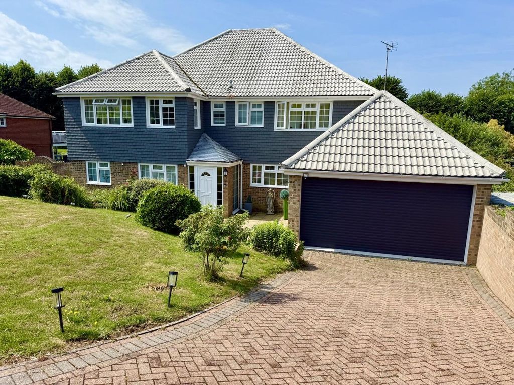 Property photo 1 of 33 9 Cliff Road Front.Jpg