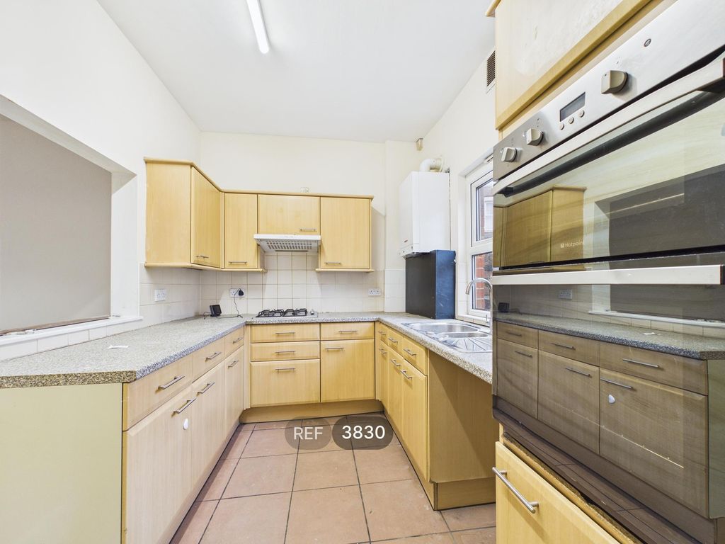 Property photo 3 of 19 Kitchen