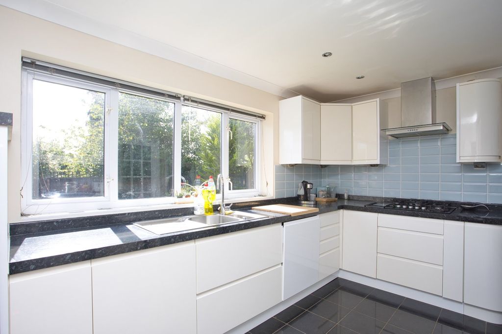 Property photo 3 of 17 Picture 3