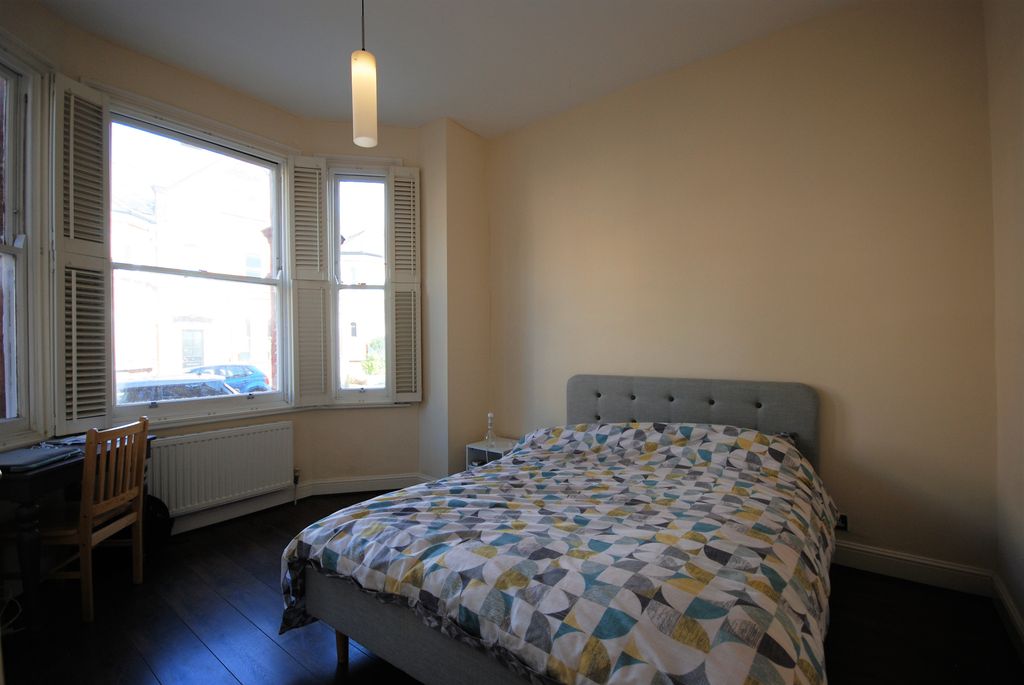 Property photo 2 of 11 Bed 1
