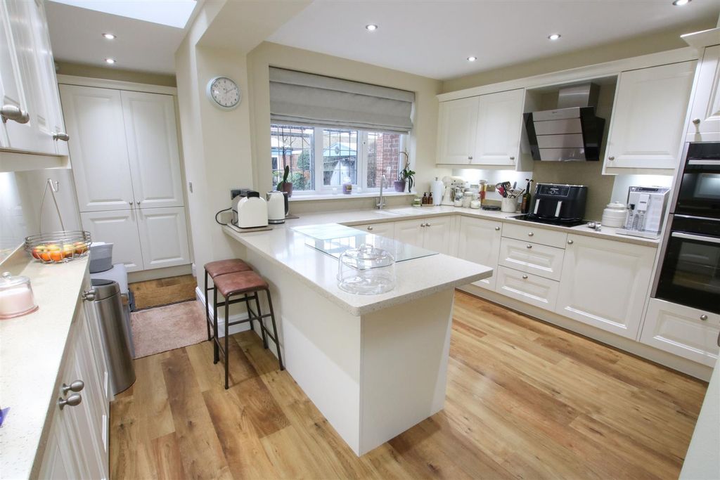 Property photo 2 of 30 Bespoke Fitted Breakfast Kitchen