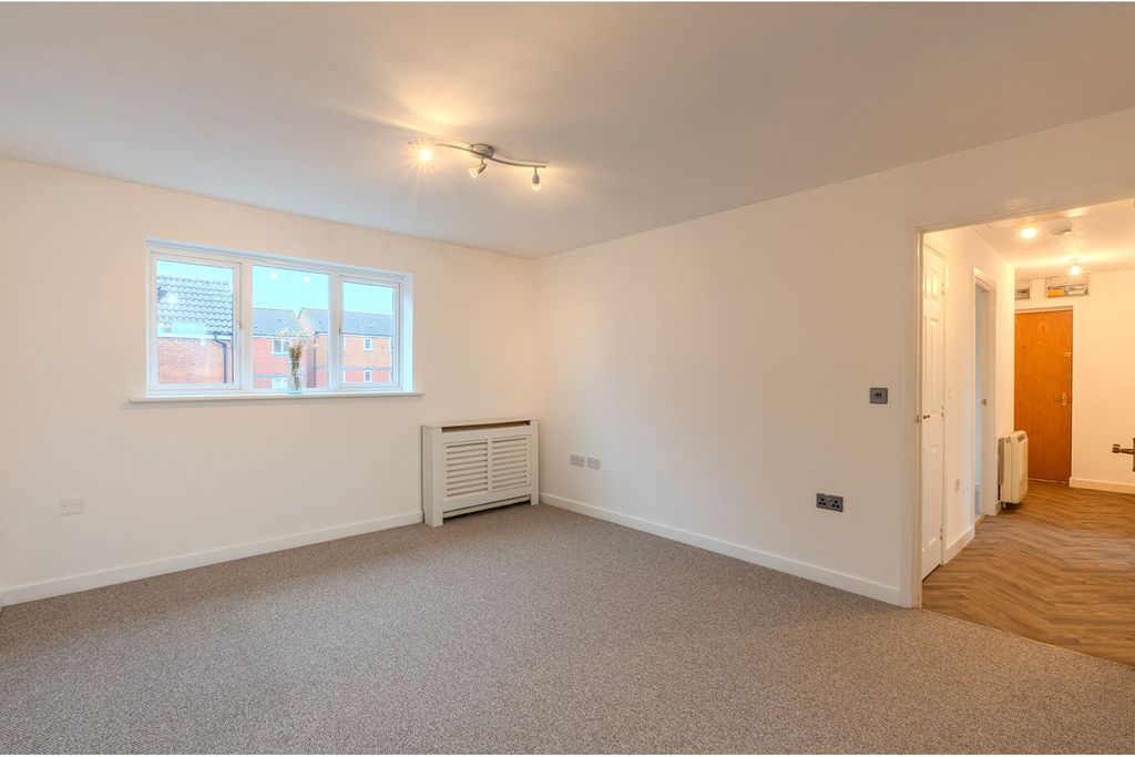 Property photo 3 of 17 Lounge