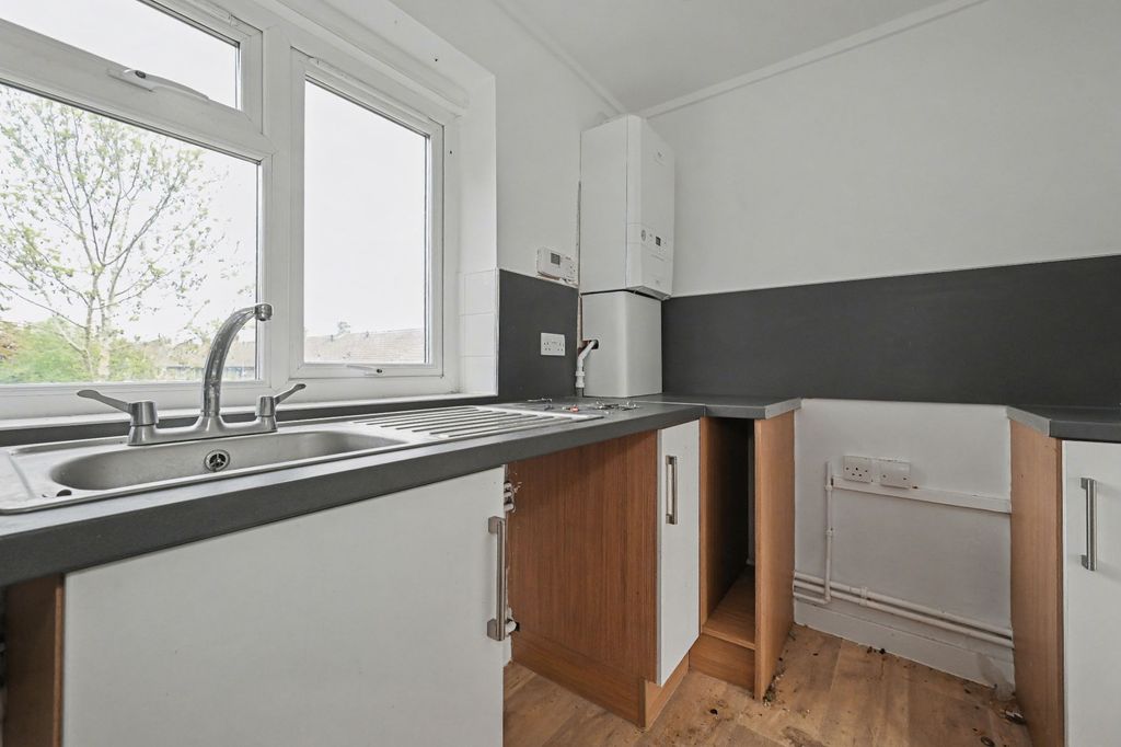 Property photo 3 of 17 Flat 4, Hawkswood House, Moordale Avenue, Bracknell, Rg42 1Ry