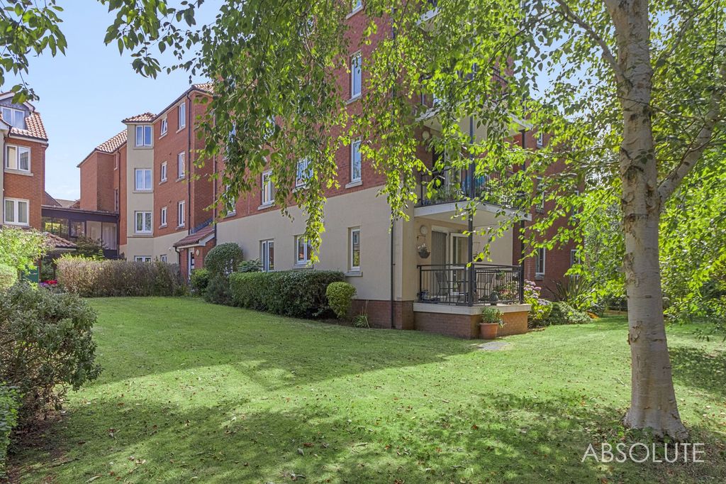 Property photo 1 of 17 Communal Gardens