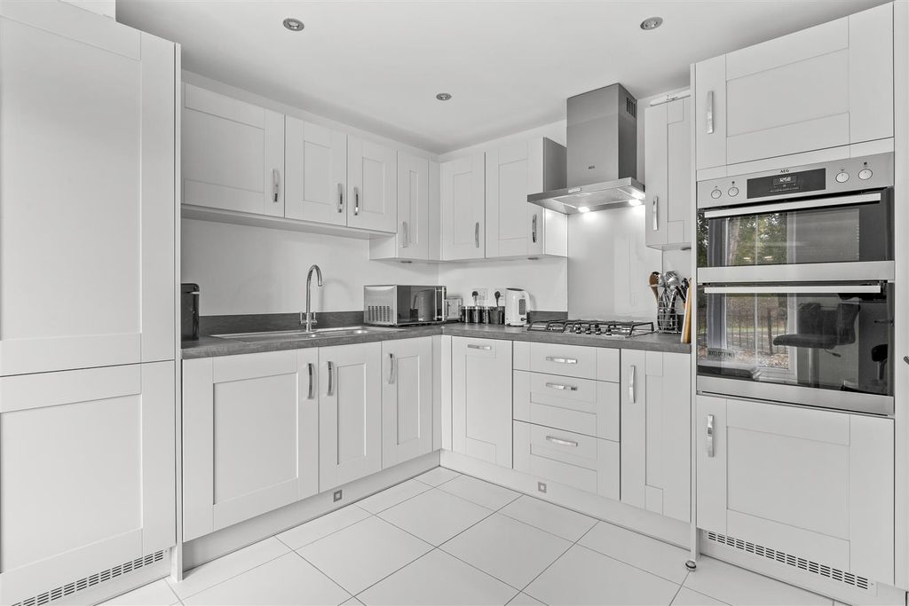 Property photo 3 of 15 46 Trinity Circle, Hp11 1Fd-9.Jpg