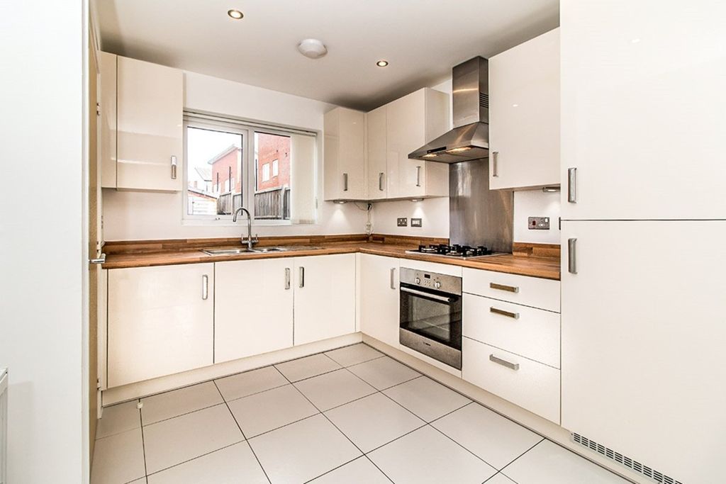 Property photo 3 of 8 Kitchen