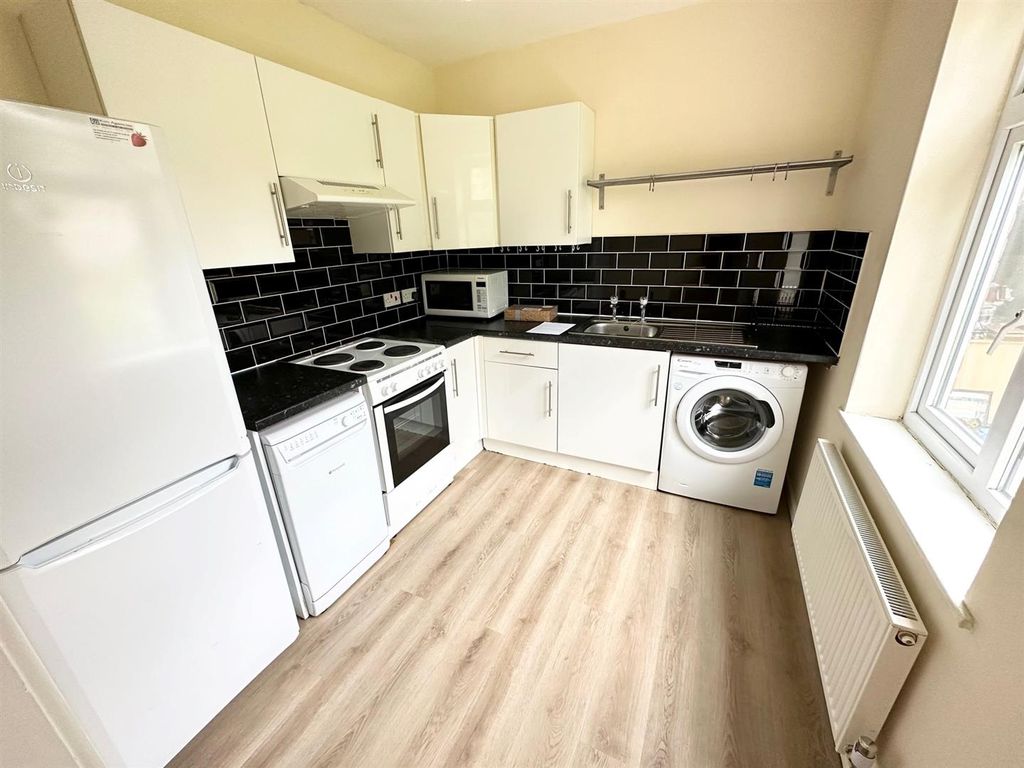 Property photo 3 of 22 Kit.Jpg