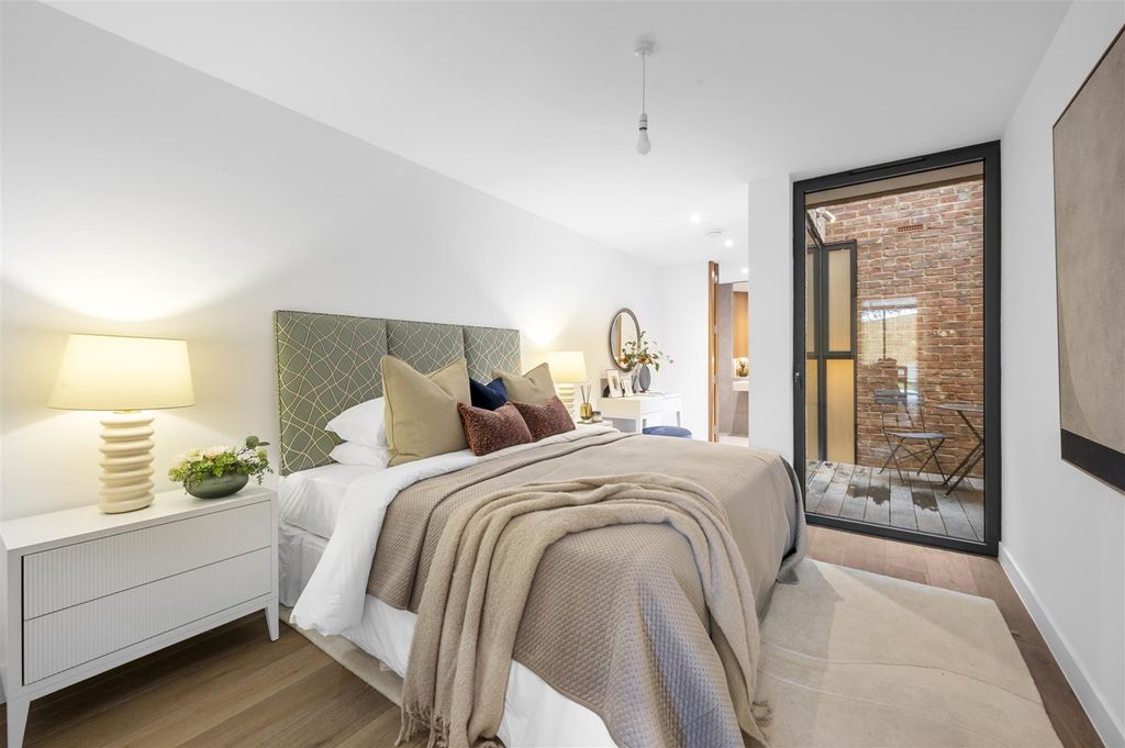 Property photo 2 of 13 Flat 1 Holland Court,20.Jpg