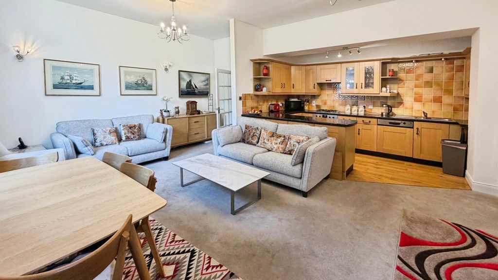 Property photo 2 of 14 Lounge