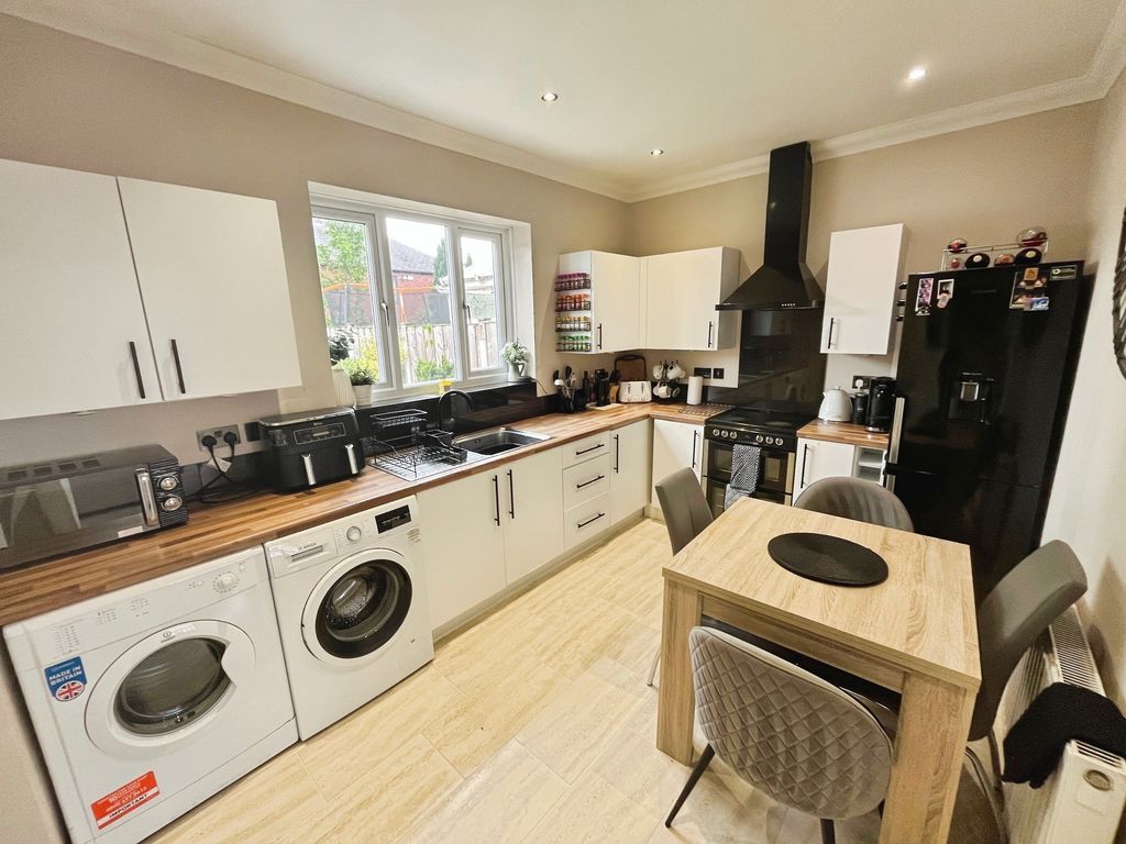 Property photo 3 of 12 Kitchen