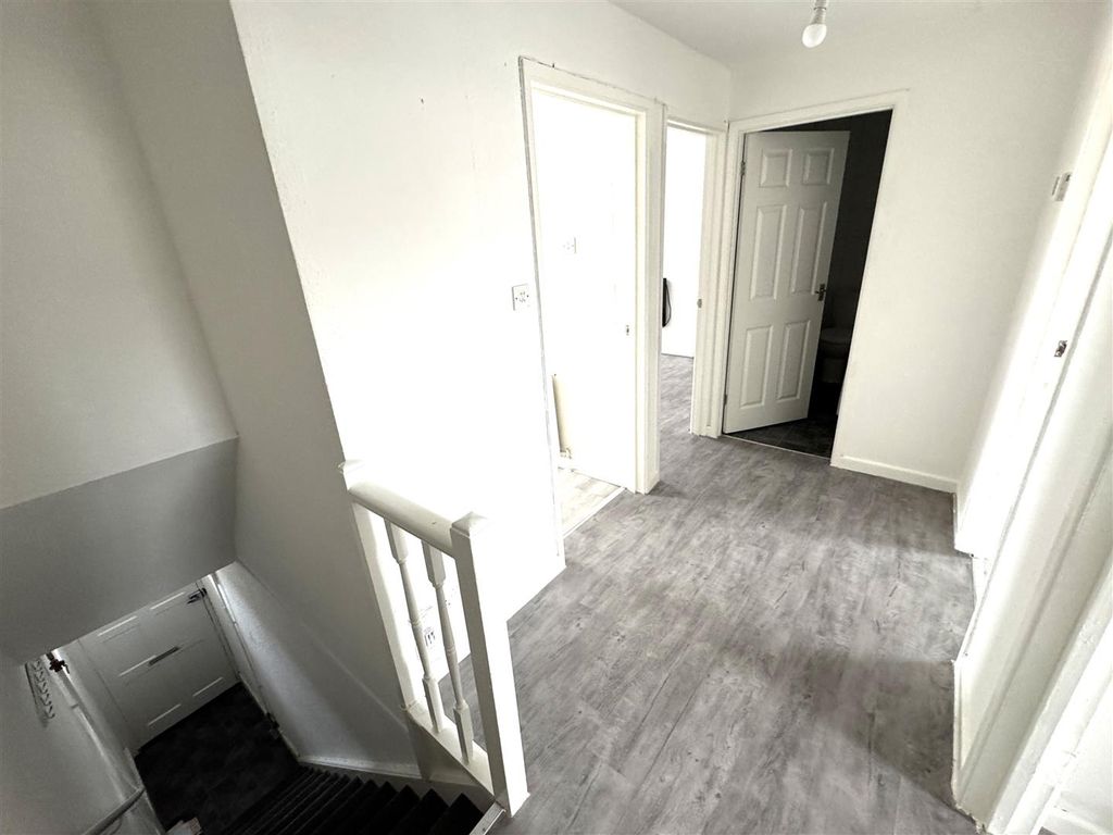 Property photo 2 of 11 Landing