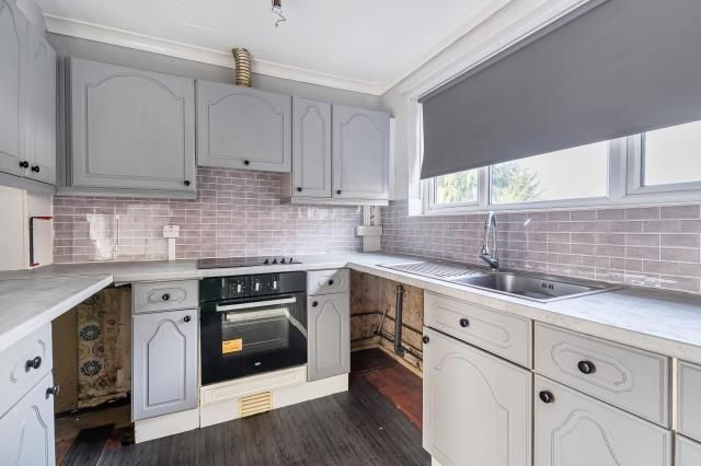 Property photo 3 of 19 Kitchen