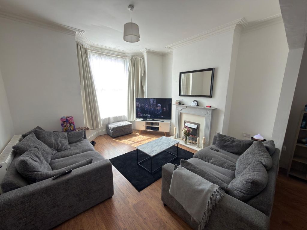 Property photo 3 of 9 61d76389-3582-4305-8Adf-1c981F0E3371