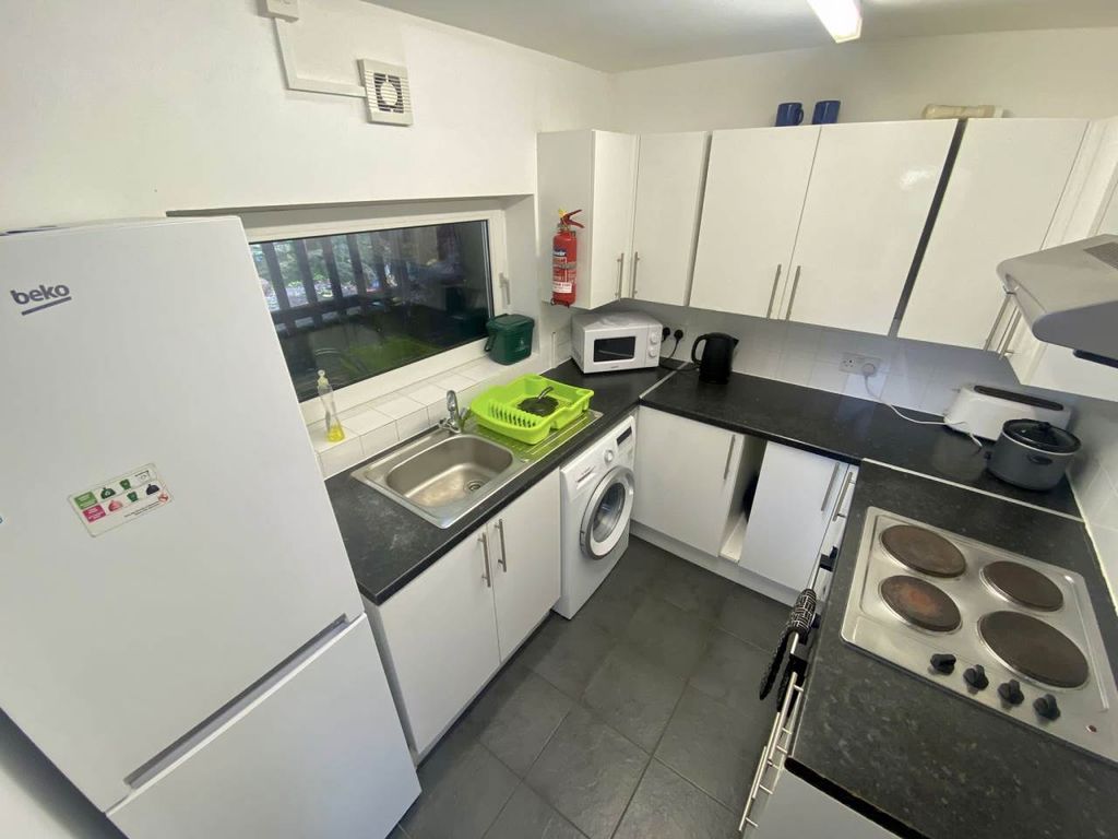 Property photo 2 of 11 Kitchen