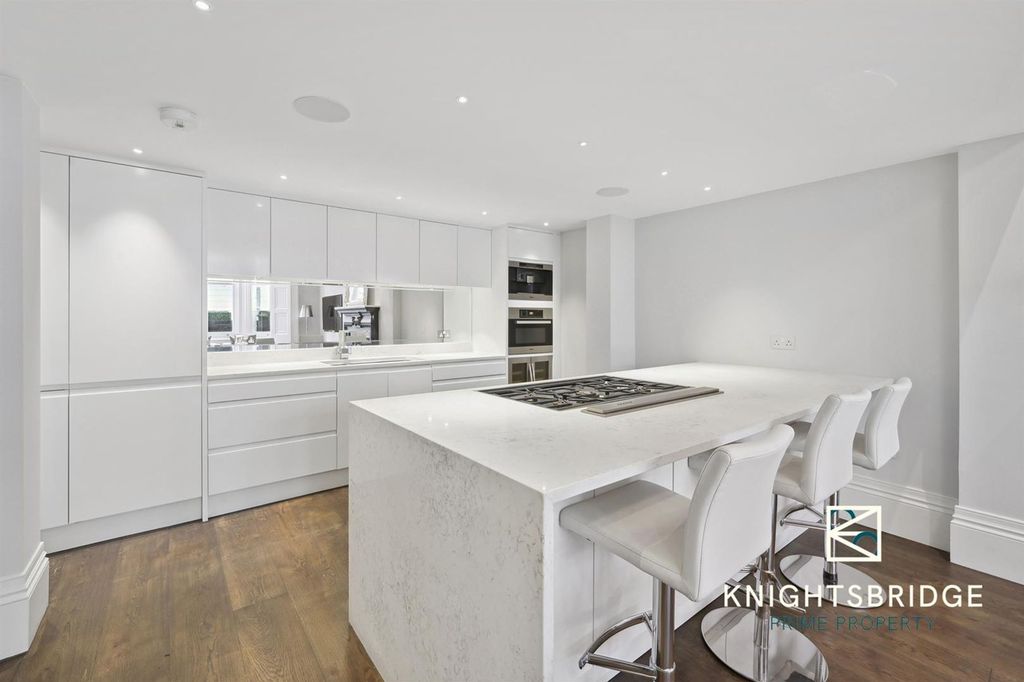 Property photo 3 of 19 De Vere Gardens (1).Jpg