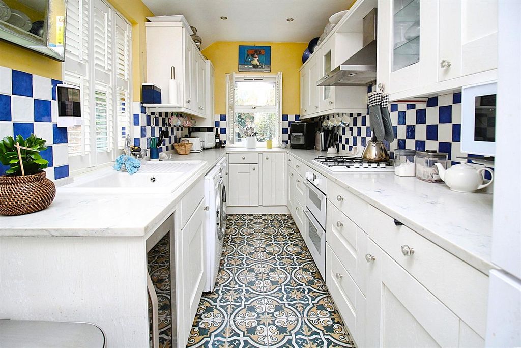 Property photo 2 of 23 Fitted Kitchen