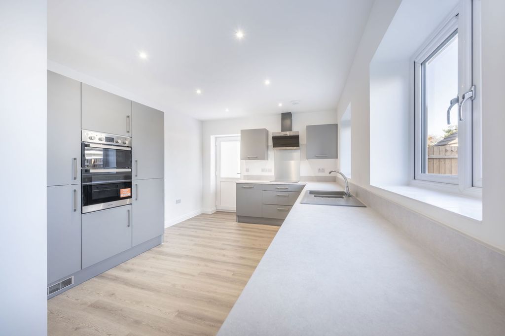 Property photo 2 of 34