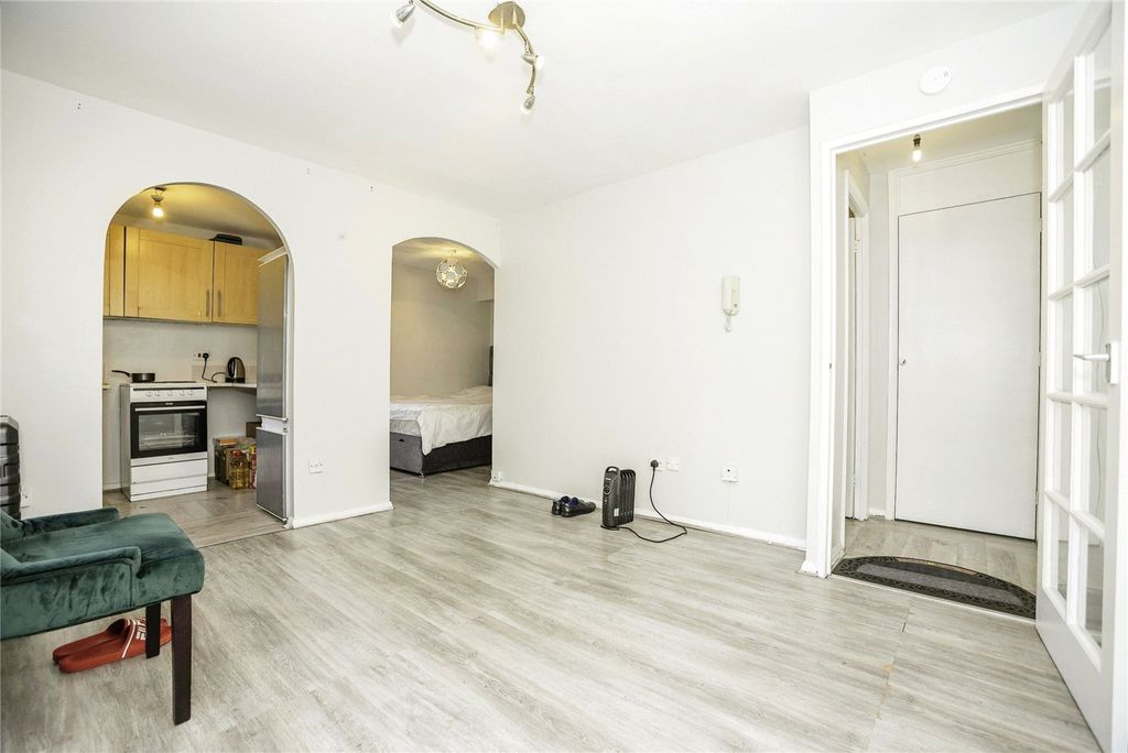 Property photo 2 of 11 Lounge