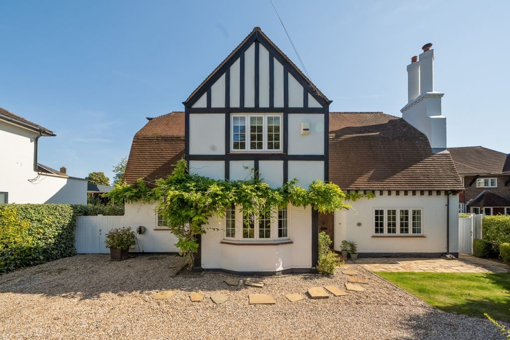 Property photo 1 of 18 Avenue Road