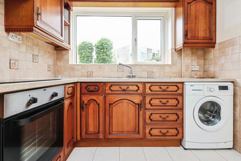 Property photo 3 of 17 Kitchen