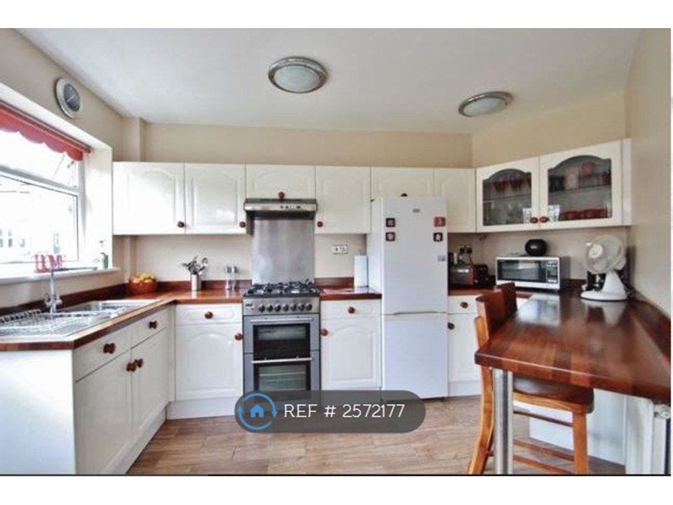 Property photo 2 of 9 Kitchen