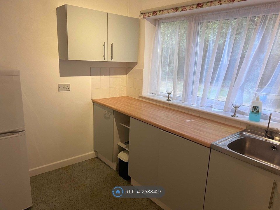 Property photo 3 of 19 Kitchen