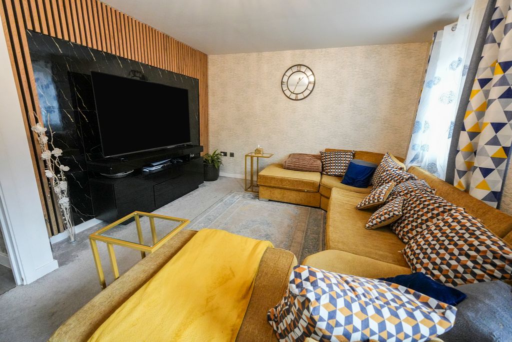 Property photo 3 of 20 Lounge