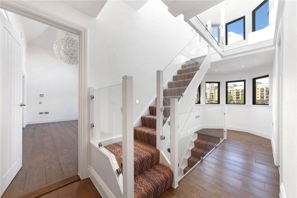 Property photo 3 of 18 Staircase