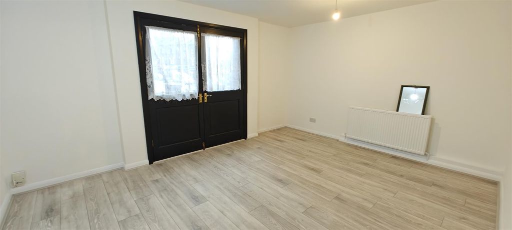 Property photo 3 of 14 Lounge