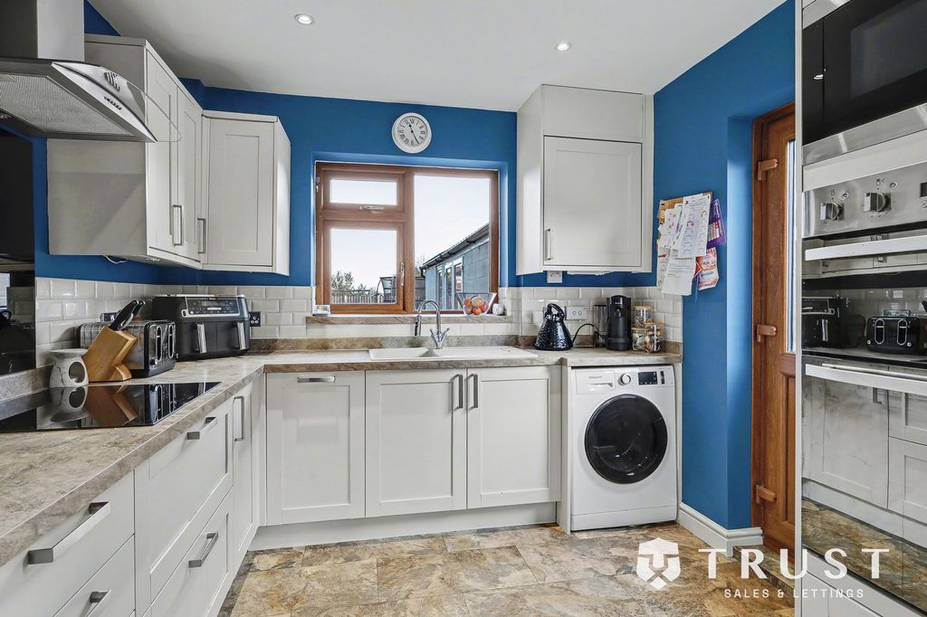 Property photo 2 of 39