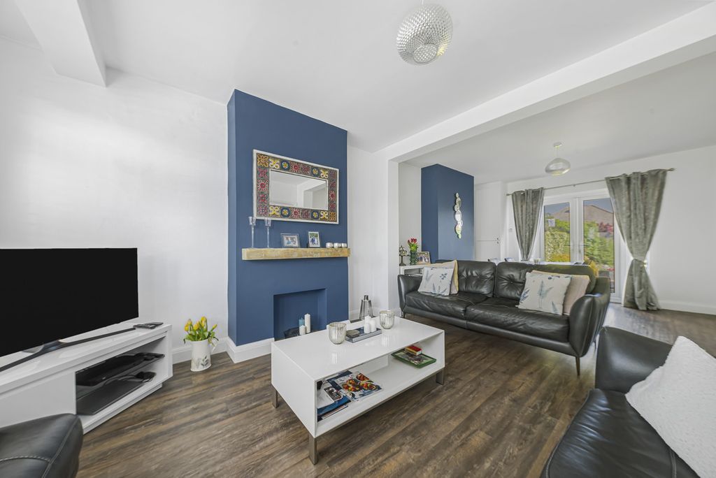 Property photo 2 of 25