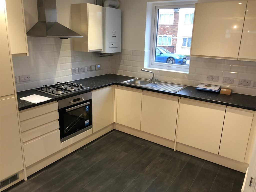 Property photo 2 of 10 Kitchen