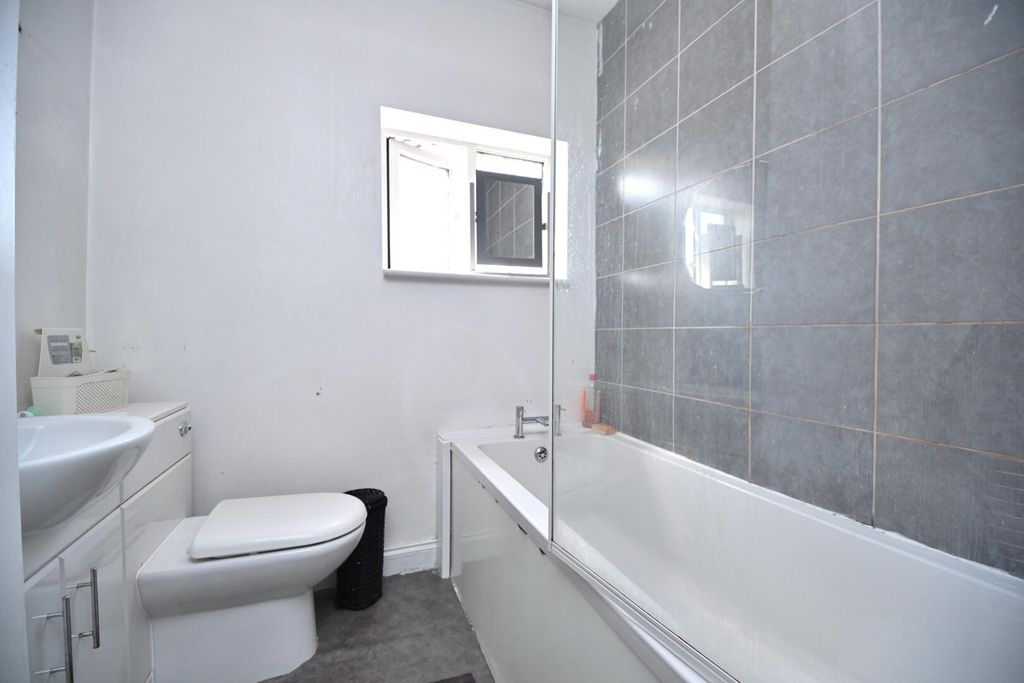 Property photo 3 of 21 Bathroom