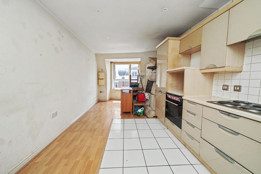 Property photo 2 of 5 Flat 5, Lapidge House, 5 Coombe Road, Kingston Upon Thames, Surrey, Kt2 7Ab