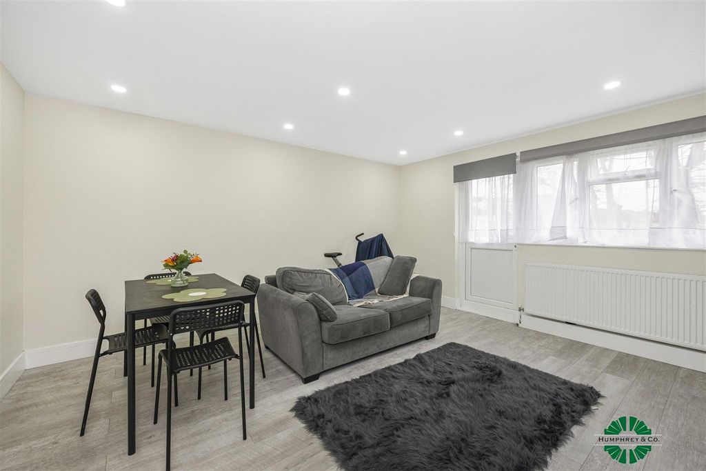 Property photo 3 of 11 Flat 14  Fyfield Court  Disraeli Road -007.Jpg