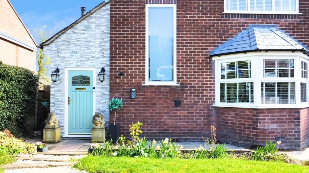 Property photo 2 of 34 Broad Lane Front