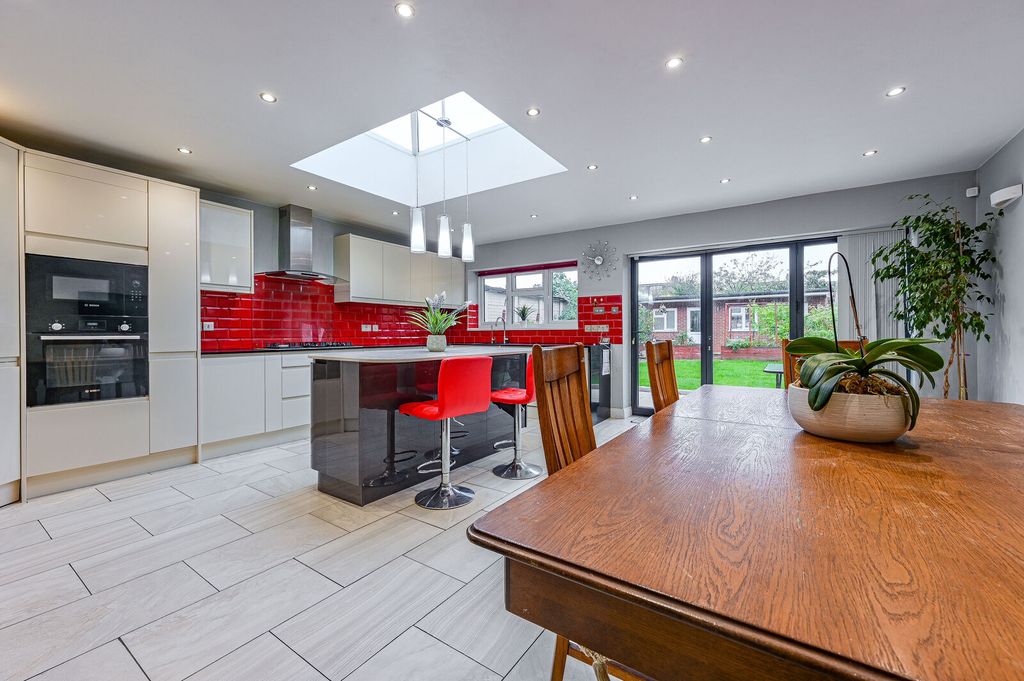 Property photo 2 of 34