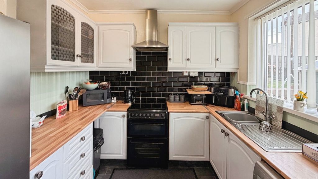 Property photo 2 of 12 Kitchen