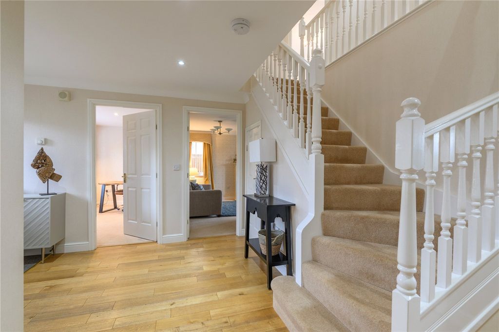 Property photo 3 of 25 Entrance Hall