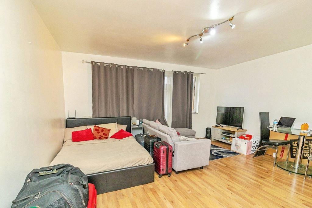 Property photo 3 of 17 Pbox-Img.Jpg
