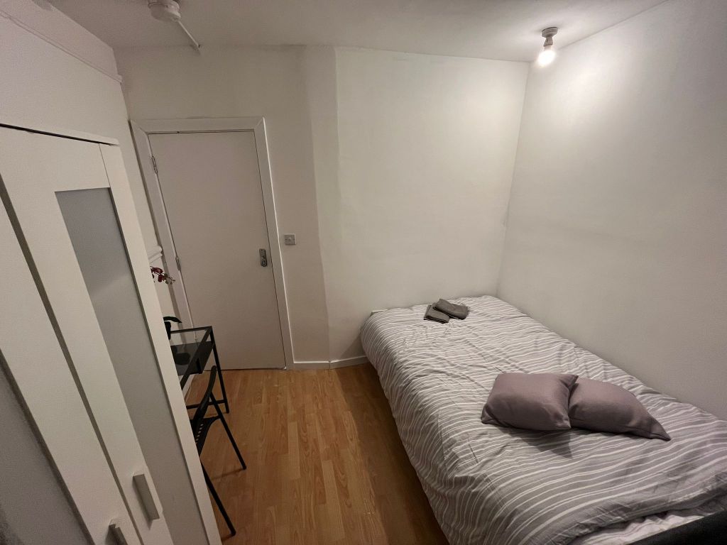 Property photo 2 of 12 Room 2- £740 Available From 12/05/2026