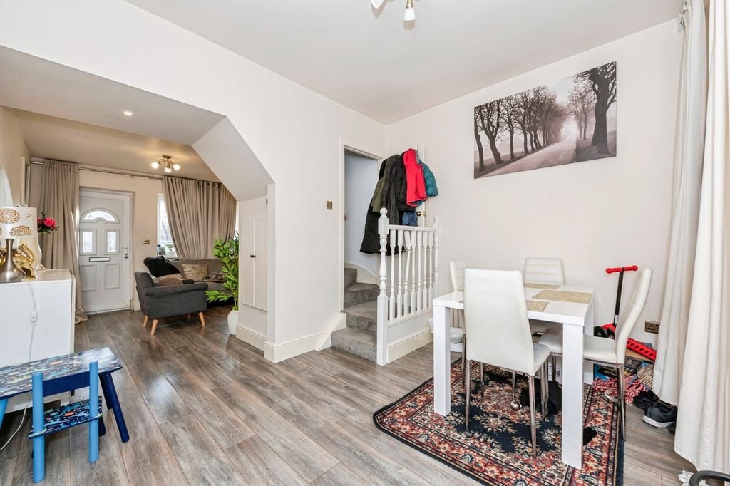 Property photo 3 of 12 Lounge