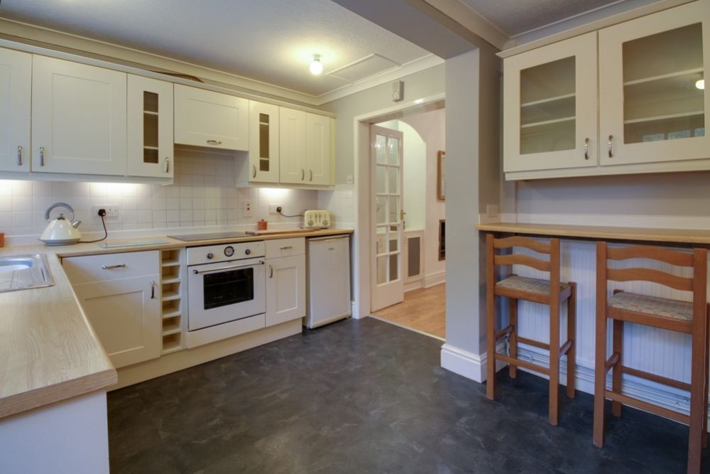 Property photo 3 of 11 Kitchen